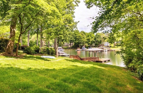 Westport House | LKN, Kayaks, Views, Golf Club, Hot Tub, 3 Suites, Fire Pit, Pets,5 BR, Boat Opts