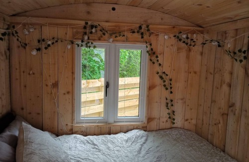 Llandovery Cabin | Llandovery - Lodge - Sleeps 2 - Parking - Hot Tub