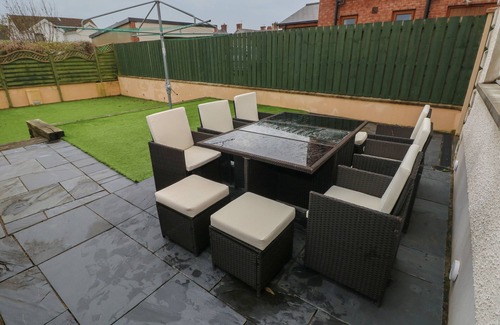 Burry Port House | LLYGAD Y LLEUAD (MOON), pet friendly, with a garden in Burry Port