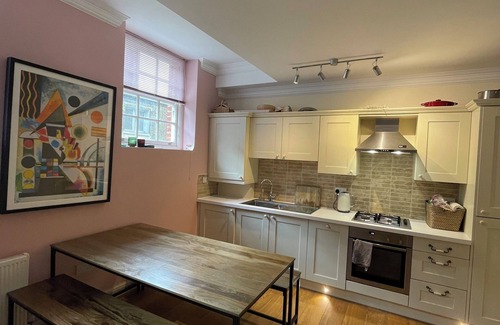 Mile End Apartment | LNDN-EDI133 · Chic Victorian Flat in Private Estate - Mile End!