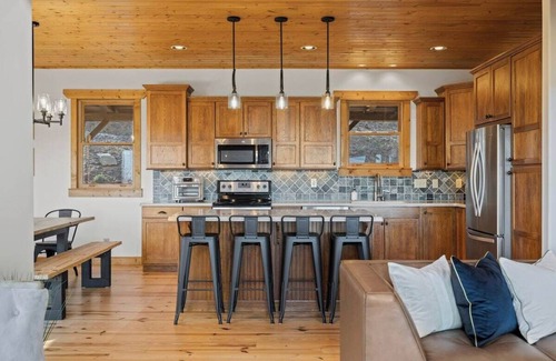 Seven Devils Cabin | Loaded Cabin! Sleep 16-Private Road-Views