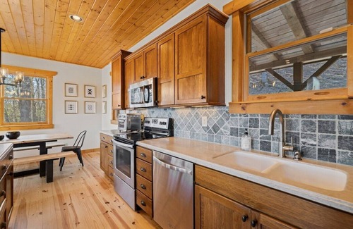 Seven Devils Cabin | Loaded Cabin! Sleep 16-Private Road-Views