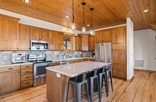 Seven Devils Cabin | Loaded Cabin! Sleep 16-Private Road-Views