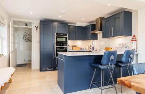 Poole House | Lobster Cottage - Stone's Throw from Vibrant Poole Quay