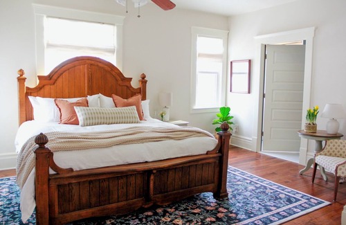 Dexter Bed & Breakfast | Located 9.5 miles from the Michigan Stadium! Your family will be close to everything when you stay at this centrally-located historic home. Walk downtown for a visit to the Dexter Bakery and Creamery. Take a stroll or bike ride on the B2B trai