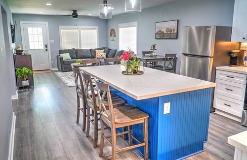 League City House | Located in historic League City, walkable to shops & food