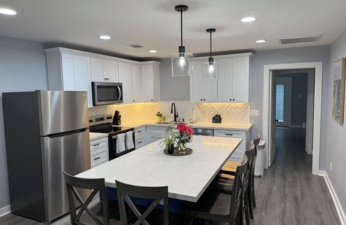 League City House | Located in historic League City, walkable to shops & food