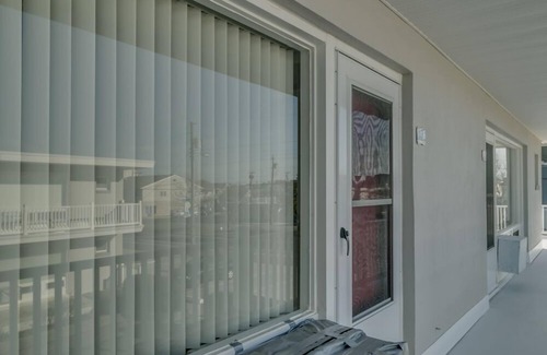 Stone Harbor Condo | located in the heart of Stone Harbor just 3 blocks from downtown 96th Street shopping area and 1 1/2 blocks to the beach. The courtyard is furnished with outdoor table, chairs and umbrellas.
