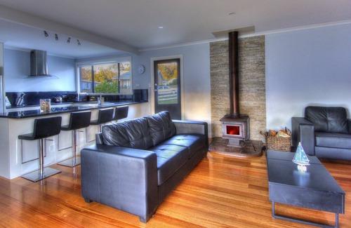 Coles Bay House | Located in the heart of Coles Bay, 2 minute walk to beach. Fireplace