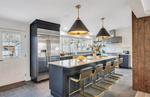 Hunter House | Located in the heart of Hunter, w/direct views of the slopes, walking.