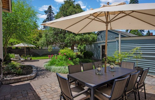 Old Bend House | Located on Bend's most sought after historic district street, provides the perfe