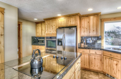 Netarts House | Located on the Netarts Bay walking distance to the boat launch and the schooner