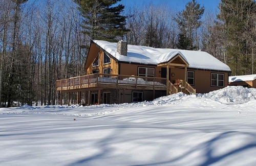 Hunter House | Located within 10 minutes from both Windham Mountain and Hunter Mountain!