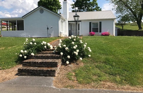 New Market House | LOCATED WITHIN WALKING DISTANCE TO CHEROKEE LAKE AND 8 MILES FROM DOUGLAS LAKE