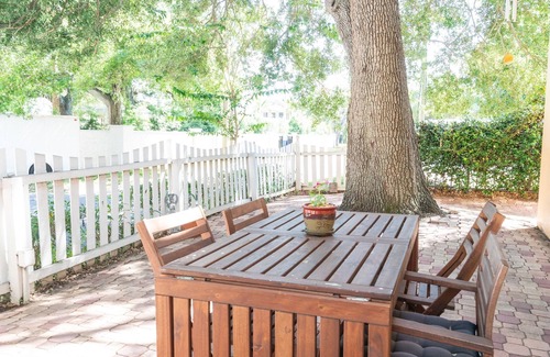 Bayshore Gardens Condo | Location! 1 Block from Bayshore/SOHO/Hyde Park