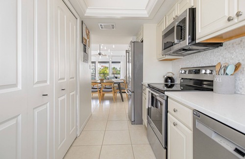 Bay Esplanade Condo | Location! 30-Steps Beach Access