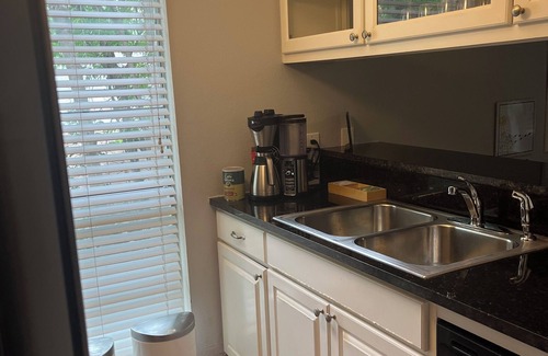 Clarksville Condo | Location! 6th street in Clarksville neighborhood. Walk to attractions.