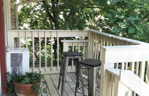 Clarksville Condo | Location! 6th street in Clarksville neighborhood. Walk to attractions.