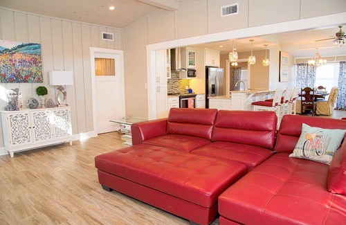 Fredericksburg House | Location, Location! Only 2 Blocks to Downtown Main Street! New! Hot Tub!