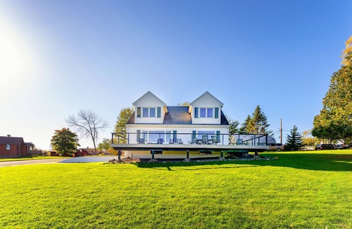 Two Harbors House | Location, location, location!
