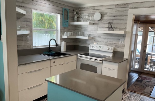 Lake Worth Cottage | location, location, location!