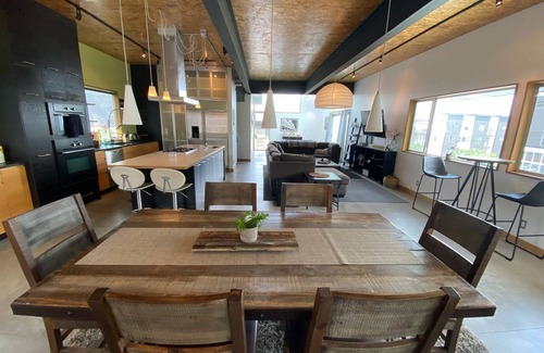 Highland House | Location, location, location! Perfect for entertaining in the Mile High State!
