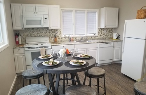 Downtown Niagara Falls House | Location! Location! "Gray Goose" - walk to Falls, Casino and Attractions
