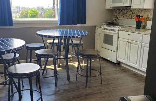 Downtown Niagara Falls House | Location! Location! "Gray Goose" - walk to Falls, Casino and Attractions