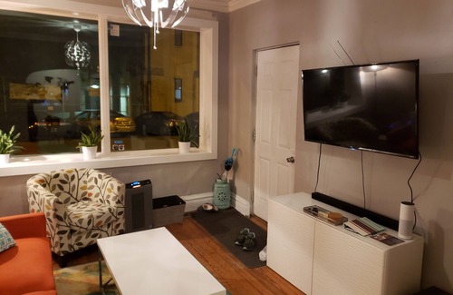 West Town Apartment | LOCATION! Mins to downtown! Fulton mkt/Noble Square, FREE PARKING & LAUNDRY