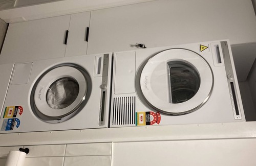 East Melbourne Apartment | Location Perfect, Rod Laver, MCG, Walk to City Pet Friendly