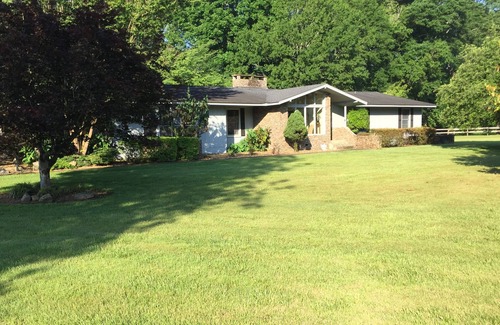 Hixson House | LOCATION, PRIVACY, POOL