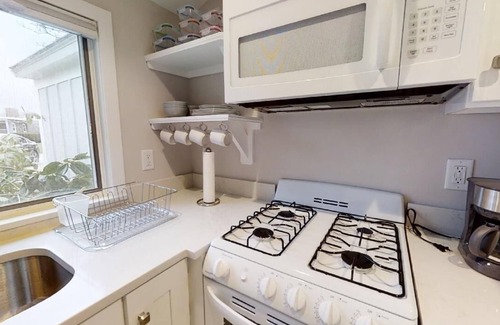 Barnstable County Apartment | Location - Walk to Beach - Pool Access - Waterviews