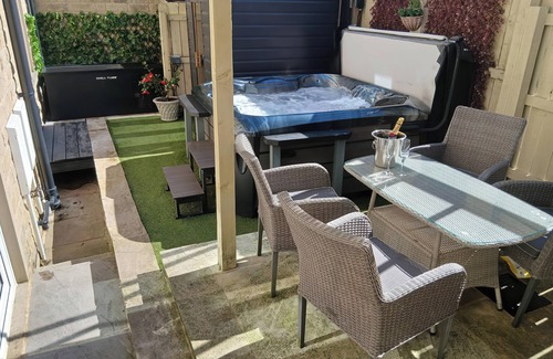 Gargrave Cottage | LOCK VIEW - NORDIC SPA, pet friendly, with hot tub in Gargrave