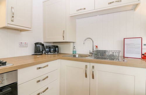 Errol Cottage | LODGE 18 - RUTHVEN (HIDEAWAY), family friendly, with hot tub in Errol