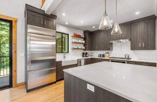McCall House | Lodge at Alexander - 8 bd - Hot tub - GameRm - AC - Trailer parking - Fireplace - Fire pit