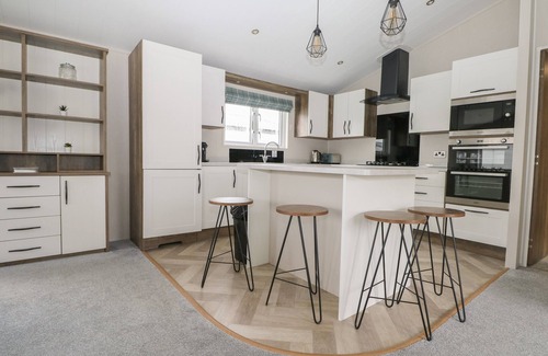 Chichester Cottage | LODGE AT CHICHESTER LAKESIDE (2 BED), family friendly in Runcton