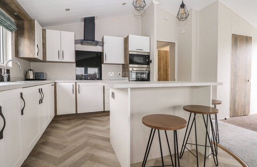Chichester Cottage | LODGE AT CHICHESTER LAKESIDE (2 BED), family friendly in Runcton