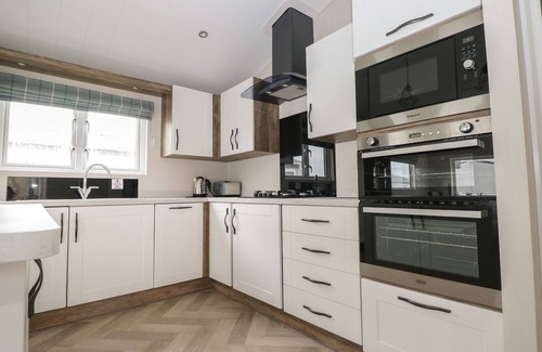 Chichester Cottage | LODGE AT CHICHESTER LAKESIDE (2 BED), family friendly in Runcton