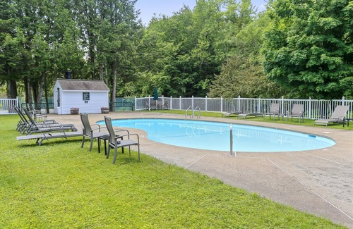 Stowe Area Condo | Lodge Condo 16: 2 br, a/c, summer pool, fireplace, free ski shuttle!