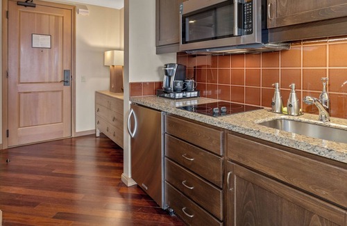 Cle Elum Condo | Lodge Magical River Views, Pool, Hottub, Fireplace, 5th Flr, Kitchen