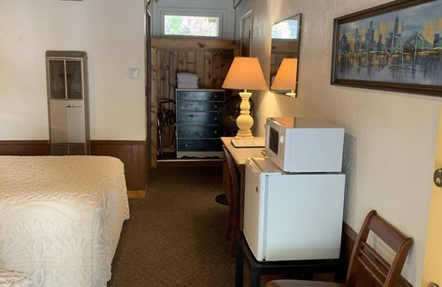 Gasquet Apartment | Lodge & Motel Rooms - Double Bed