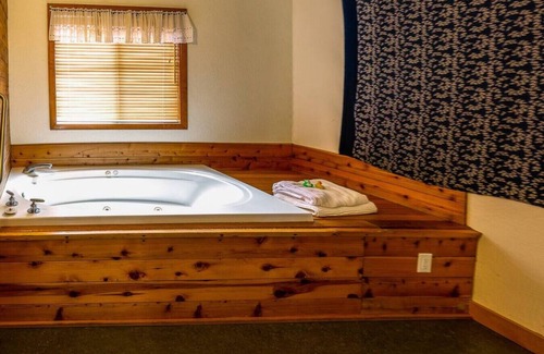 Ashland Hotel | Lodge Room 1 with Jacuzzi Tub at Green Springs Inn
