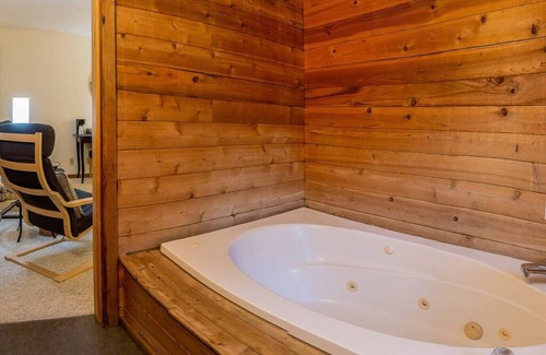 Ashland Hotel | Lodge Room 4 with Jacuzzi Tub at Green Springs Inn