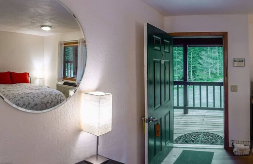 Ashland Hotel | Lodge Room 7 at Green Springs Inn