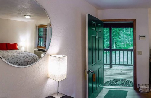 Ashland Hotel | Lodge Room 7 at Green Springs Inn