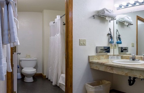 Ashland Hotel | Lodge Room 7 at Green Springs Inn
