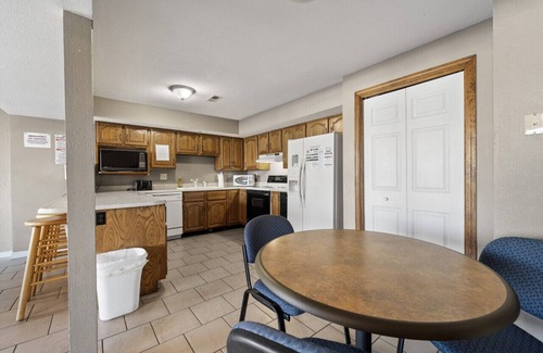 Lake Ozark Cabin | Lodge Sleep 16- Bachelor/Bachelorette Parties Welcome!