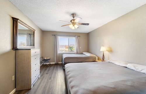 Lake Ozark Cabin | Lodge Sleep 16- Bachelor/Bachelorette Parties Welcome!
