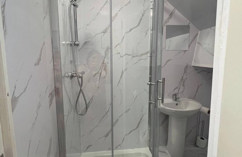 Liverpool City Centre House | Lodge - Sleeps 10 & Free Parking