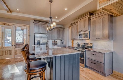 South Fork House | Lodge-style home with striking mountain views, fireplaces, & hot tub